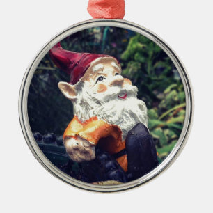 Ornement Rond Argenté Accroché avec le gnome dans le jardin.