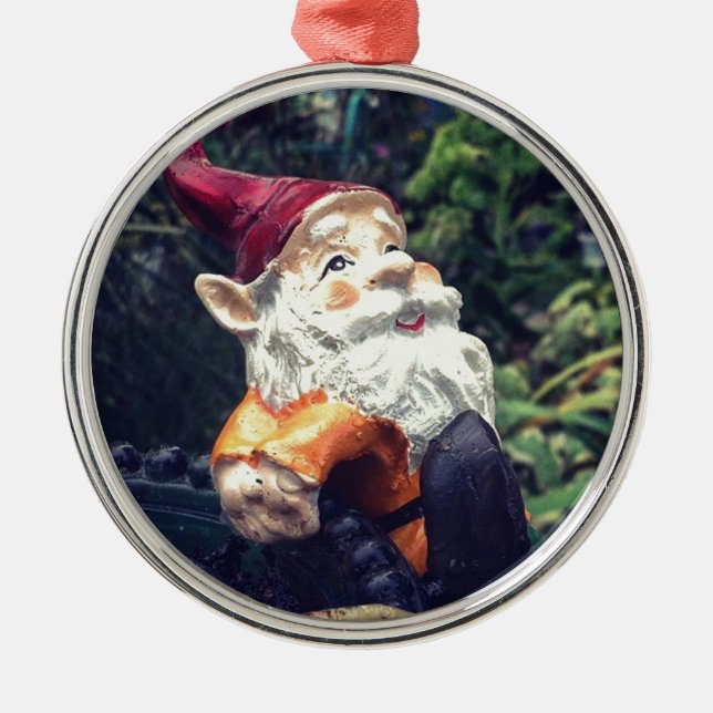Ornement Rond Argenté Accroché avec le gnome dans le jardin. (Devant)
