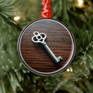 Ornement Rond Argenté Clé ornée sur boîte en bois