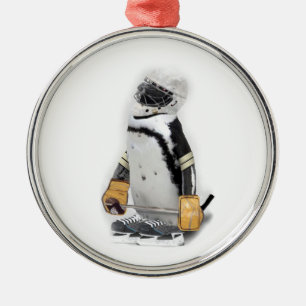 Ornement Rond Argenté Petit Penguin portant un engin de hockey
