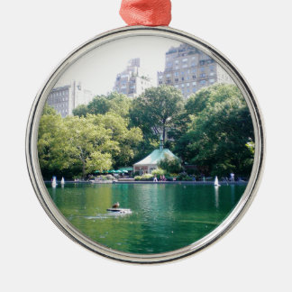 Ornement Rond Argenté Taverne de NYC sur le vert