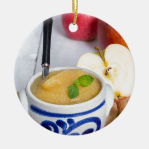 Ornement Rond En Céramique Applesauce à la cannelle dans un bol en grès