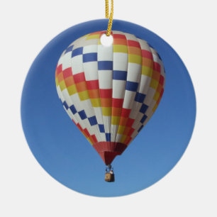 Ornement Rond En Céramique Ballon à air chaud dans un ciel bleu