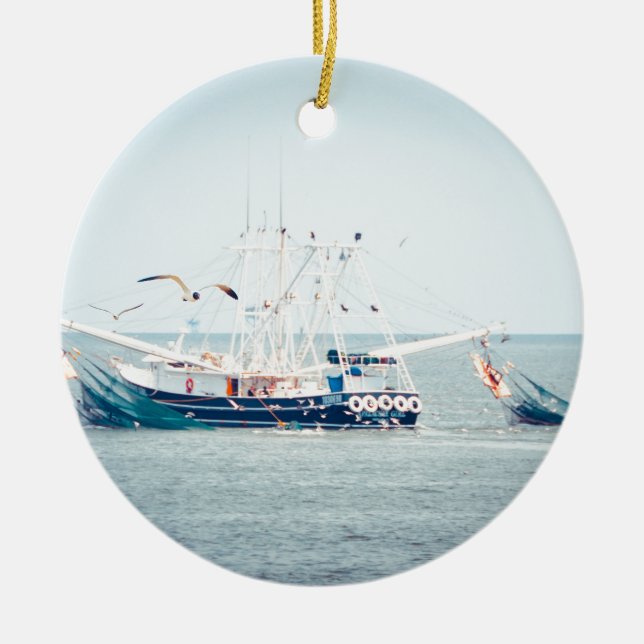 Ornement Rond En Céramique Bateau bleu de crevette sur l'océan (Devant)