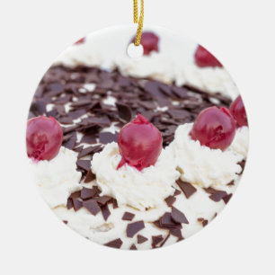 Ornement Rond En Céramique Black Forest cake en détail with white background