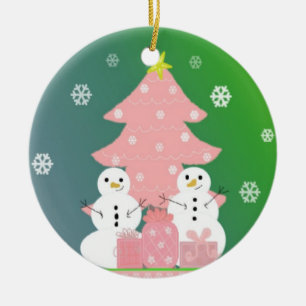 Ornement Rond En Céramique Bonhommes de neige près d'un sapin de Noël rose