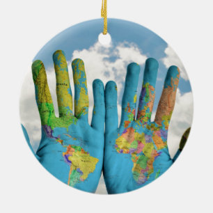 Ornement Rond En Céramique Carte du monde peint en couleurs dans les mains, p