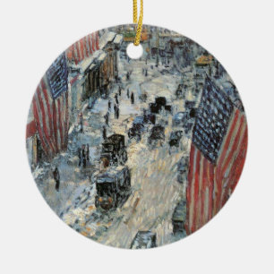 Ornement Rond En Céramique Drapeaux sur la 57ème rue par Frederick Childe Has