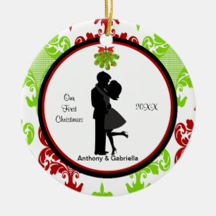 Ornement Rond En Céramique En embrassant le premier Noël de couples