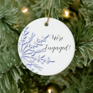 Ornement Rond En Céramique Fiançailles de flocons de neige bleu et blanc