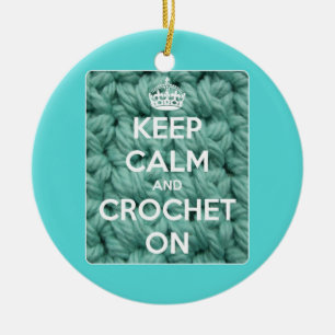 Ornement Rond En Céramique Gardez le calme et faites du crochet sur le bleu