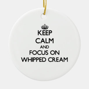 Ornement Rond En Céramique Gardez le calme et le foyer sur la crème Whipped