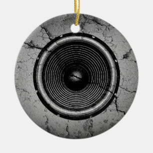 Ornement Rond En Céramique Haut-parleur de musique sur un mur fissuré