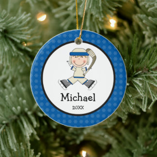 Ornement Rond En Céramique Hockey Boy Blonde Kids Personnalisé Noël