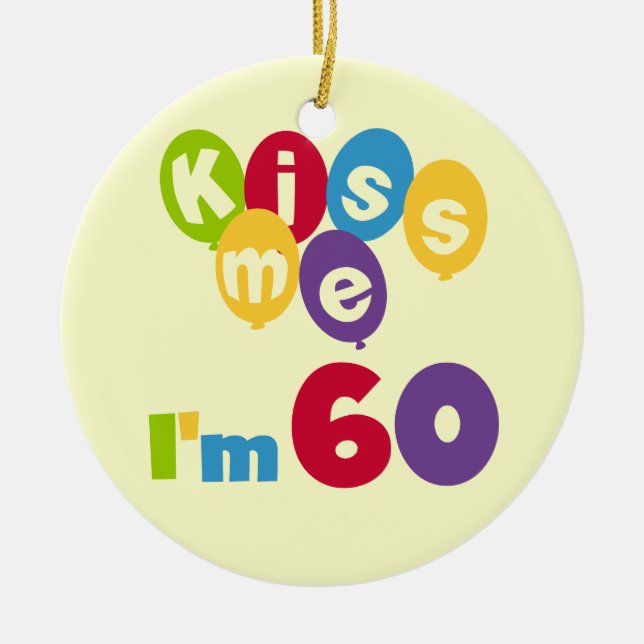 Ornement Rond En Céramique Kiss Me I'm 60 Anniversaire Tshirts et cadeaux (Devant)