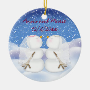 Ornement Rond En Céramique Kissing Snowmen deux mariées