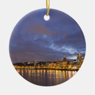 Ornement Rond En Céramique Le reflet de City Lights dans la Willamette