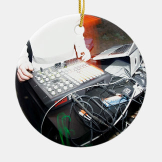 Ornement Rond En Céramique Musique de mélange d'EDM DJ à une exposition