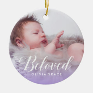 Ornement Rond En Céramique Nom de photo de bébé du pourpre et stat aimés