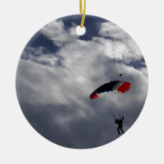 Ornement Rond En Céramique Parachute blanc et bleu rouge avec des nuages