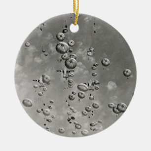 Ornement Rond En Céramique Parachutistes dans l'ornement de ciel