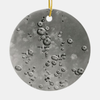 Ornement Rond En Céramique Parachutistes dans l'ornement de ciel