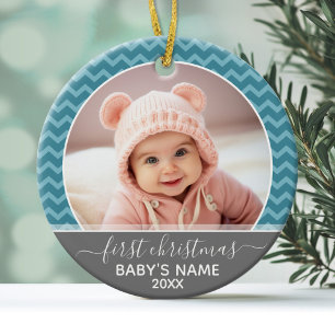 Ornement Rond En Céramique Photo du premier Noël de bébé - chevrons bleus gri