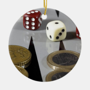 Ornement Rond En Céramique Pièces de monnaie sur un panneau de backgammon