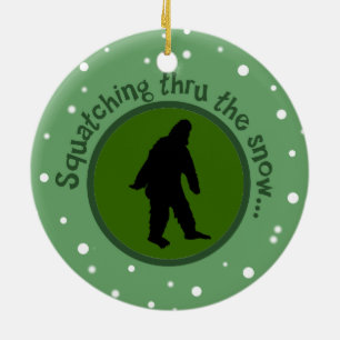 Ornement Rond En Céramique Squatching par l'ornement d'arbre de Sasquatch de