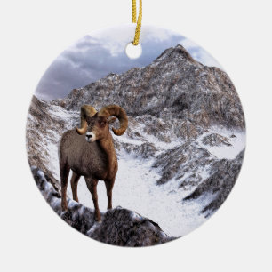 Ornement Rond En Céramique Un mouflon d'Amérique regarde dans la vallée