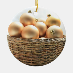 Ornements dans un panier en osier