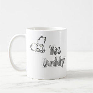Oui, papa avec des tasses de menottes, des cadeaux