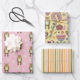 Ours et amis enveloppant du papier