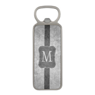 Ouvre-bouteilles Magnétique monogramme gris grinâtre
