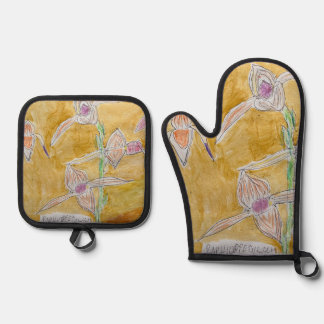 Oven Mitt and Pot Holder Set with abstract design