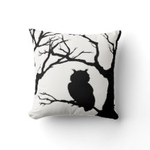 Owl / Throw Pillow