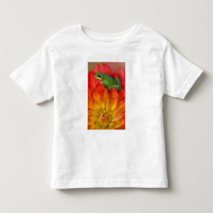 Pacific tree frog on flowers toddler t-shirt