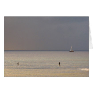 Paddle-boarders au coucher du soleil à Maui