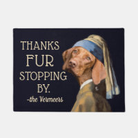 Amusante fille de chien avec un jeu de fourrure de