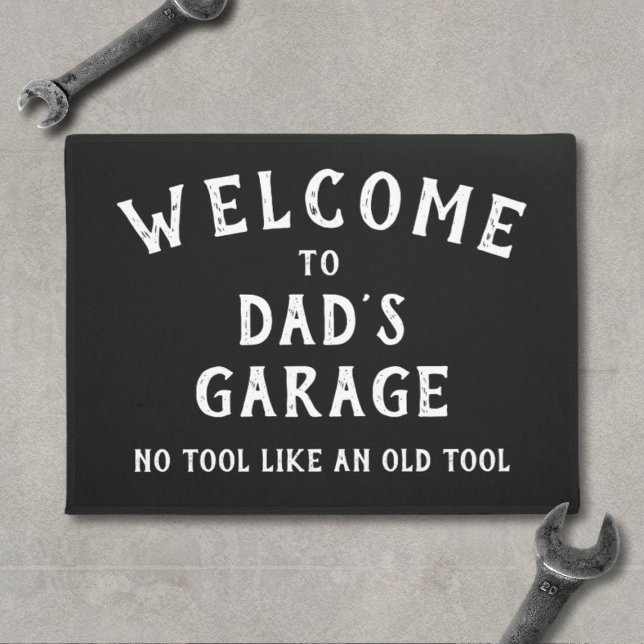 Paillasson Bienvenue à papa's Garage Funny Black Doormat (Welcome to Dad's Garage Doormat. No tool like an old tool! Fun gift for dads)