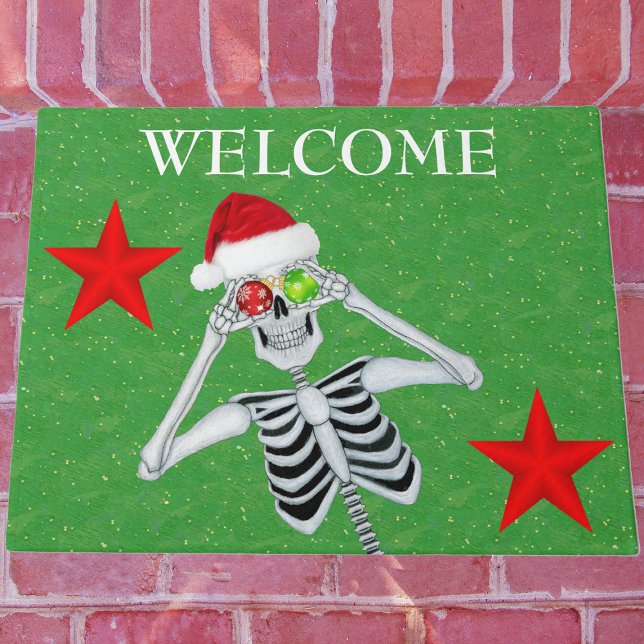 Paillasson Drôle Squelette Ornement Yeux Santa Hat Étoiles Ve (fun Christmas skeleton Santa Hat ornaments red stars on green welcome outdoor mat.)