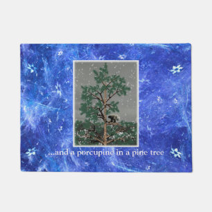 Paillasson Et Une Porcupine Dans Un Pin Tree