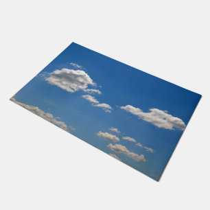 Paillasson Le ciel est bleu et les nuages blancs passent