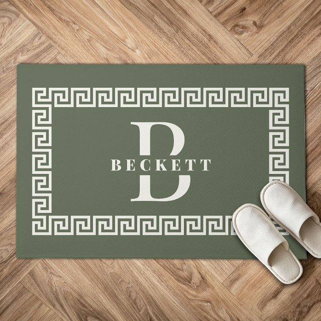 Paillasson Moderne Elégant Sage Grèce clé cadre Monogramme (Green doormat with Greek key border design, featuring a large letter "B" over the name "Beckett." )