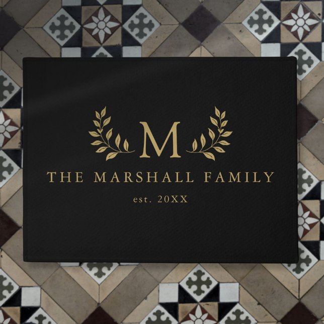 Paillasson Monogramme Floral Élégant Noir Et Or Nom de famill (Black And Gold Elegant Floral Monogram Family Name Doormat)