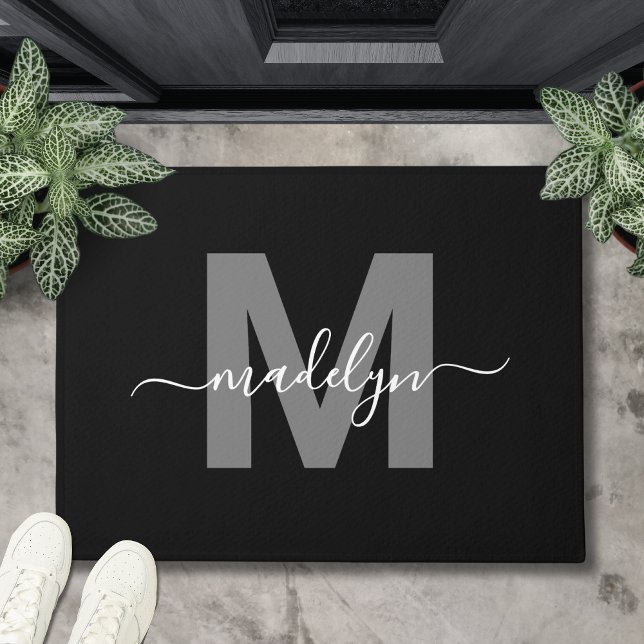 Paillasson Monogramme personnalisé élégant noir et blanc nom  (Custom Elegant Black White Monogram Script Name Doormat)