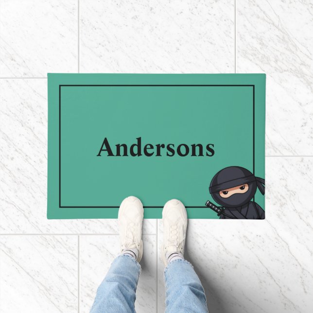 Paillasson Ninja qui regarde à travers un feuillage vert (Intérieur)