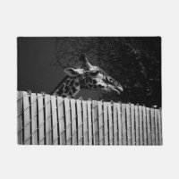 Photographie en noir et blanc de girafe derrière u