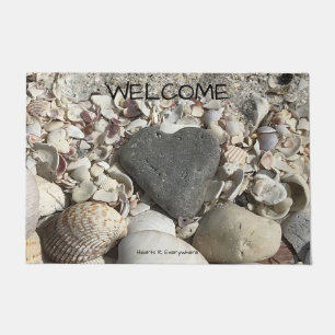 Paillasson Pierre grise de coeur sur la grande natte de plage