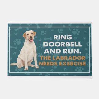 Paillasson Sonnerie De Porte Et Exécuter L'Exercice Labrador